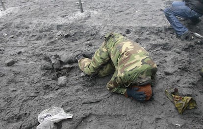 Un manifestante pro eruropeo yace en el suelo durante los enfrentamientos con la policía en Kiev.