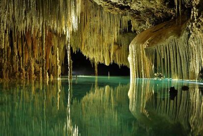 Interiores del Río Secreto, laberíntico cauce subterráneo descubierto en 2008 a solo cinco kilómetros de Playa del Carmen