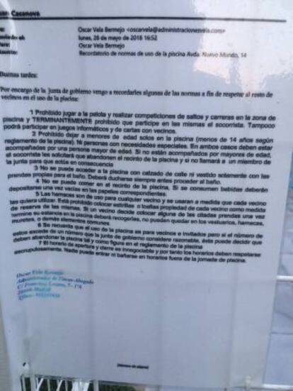 El cartel de las normas de la piscina de la comunidad