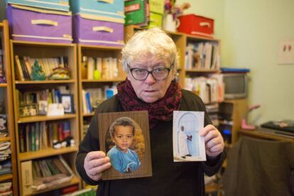 Véronique Loute en su casa de Bruselas con fotos de su hijo de niño y ya de adulto.