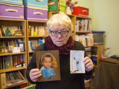 Véronique Loute en su casa de Bruselas con fotos de su hijo de niño y ya de adulto.
