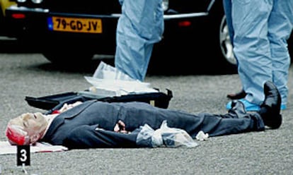 Pim Fortuyn yace en el suelo tras el atentado que le costó la vida al salir de unos estudios de radio en Hilversum, cerca de Amsterdam.