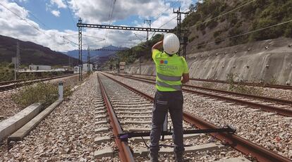 Un empleado de Comsa en el tramo ferroviario La Robla–Campomanes, en la Variante de Pajares.