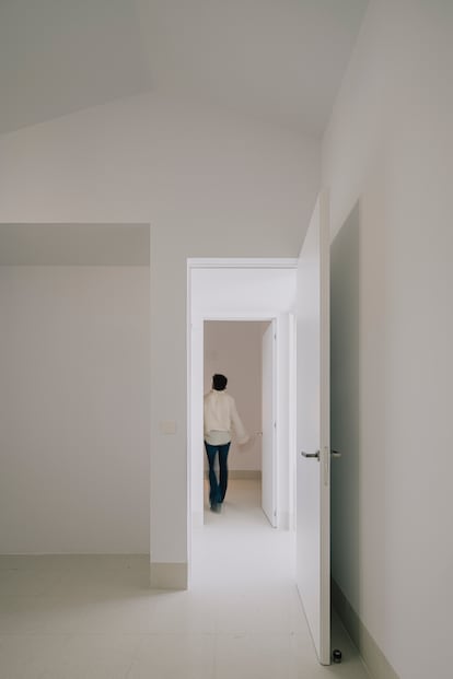 Living in an old fisherman's house a few steps from the sea: this is the 70 square meter home that resists gentrification | ICON Design
