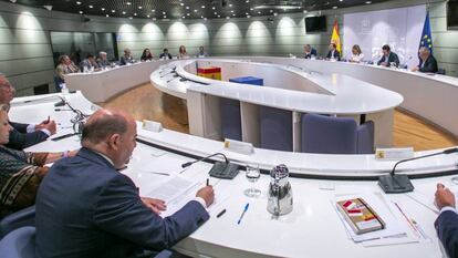 Instante de la reunión mantenida este lunes entre patronales de la distribución y el Gobierno.