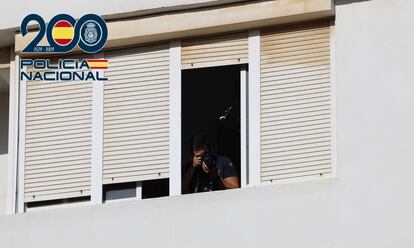 Un agente inspecciona el balcón desde el que un vecino de Cádiz de 49 años efectuó durante semanas disparos de balines contra la comisaría "a modo de francotirador".