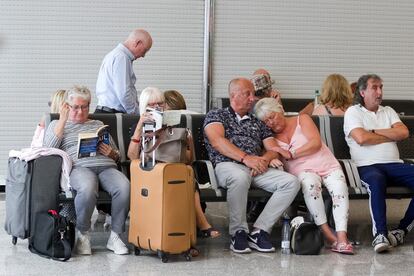 El Gobierno británico puso en marcha una gran operación de repatriación —la mayor desde la segunda Guerra Mundial— para traer de vuelta a los clientes con vuelos hacia Reino Unido. En la imagen, pasajeros británicos esperan noticias sobre los vuelos cancelados de Thomas Cook en el aeropuerto de Palma, este lunes.