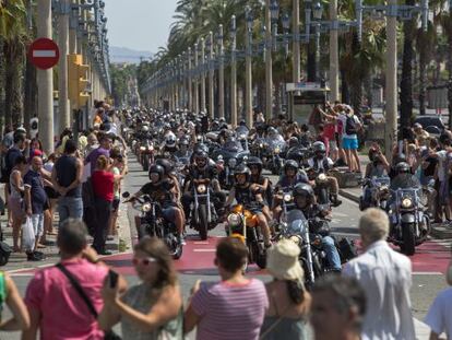 La comitiva de Harleys, a su paso por el paseo Colon.