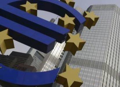 Vista del logotipo del euro frente a la sede del Banco Central Europeo (BCE) en Fráncfort del Meno, Alemania. EFE/Archivo
