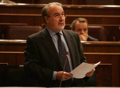 El ministro de Economía, Pedro Solbes, durante su intervención ayer en el Congreso.