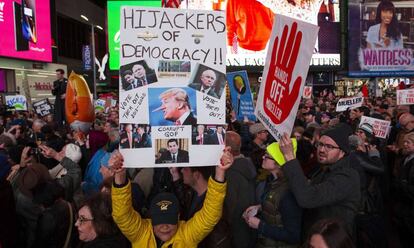 Protesta en Nueva York contra el presidente de EE UU, Donald Trump, tras la renuncia forzada del fiscal general Jeff Sessions, el pasado 8 de noviembre. 