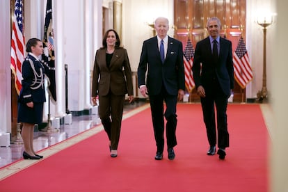 La vicepresidenta Kamala Harris, el expresidente Barack Obama y el presidente estadounidense Joe Biden llegan a un evento para conmemorar la aprobación de la Ley de Atención Médica Asequible en 2010 en el Salón Este de la Casa Blanca el 5 de abril de 2022 en Washington, DC.