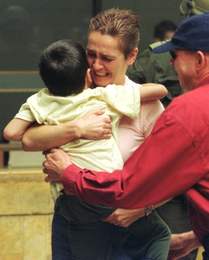 El niño de cinco años, Lucas Wasson, que había sido secuestrado por rebeldes guerrilleros de izquierdas en Colombia durante el reencuentro con su madre Monica Negret y su padre Lee Wasson. Durante el rescate han sido detenidos 11 miembros de las Fuerzas Armadas Revolucionarias de Colombia (FARC).
 Five-year-old Lucas Wasson, who had been kidnapped by leftist rebels, is hugged by his mother Monica Negret and father Lee Wasson as they are reunited in Bogota, Colombia Wednesday, Oct. 11, 2000. Commandos raided a jungle hideout in northeast Colombia Wednesday, rescuing the 5-year-old American boy abducted by leftist guerillas nearly four months ago.  They also arrested 11 suspected members or associates of the rebel Revolutionary Armed Forces of Colombia, or FARC, who wanted money for the boy, police said. (AP Photo/Ariana Cubillos)