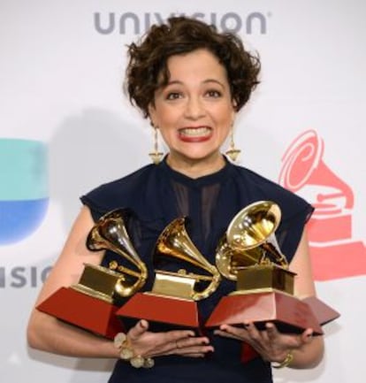 Natalia Lafourcade, com seus prêmios em Las Vegas.