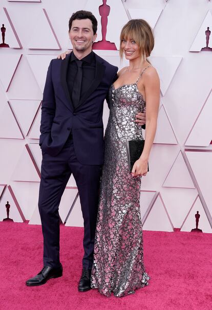 Margot Robbie y Josey McNamara, en los Oscar de 2021.