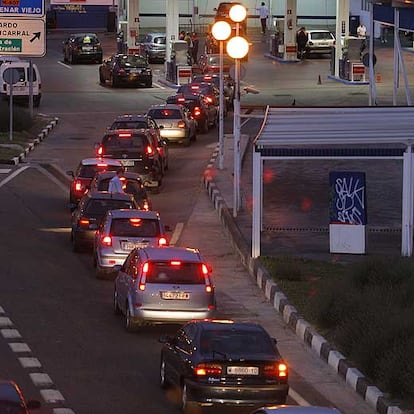 Los coches hacen cola a la entrada de una gasolinera de Madrid.