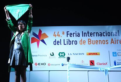 Claudia Piñeiro sostiene el pañuelo verde de la campaña a favor del aborto legal, seguro y gratuito.