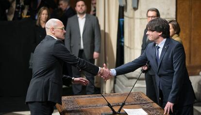 Romeva saluda a Puigdemont tras prometer el cargo.
