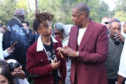 El hijo de Will Smith (izquierda) y el marido de Beyoncé (derecha), probablemente haciendo sus apuestas sobre lo que ocurrirá esta noche. Muy conjuntados durante el almuerzo Pre-Grammy.
