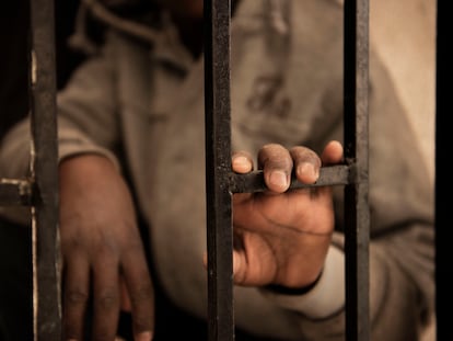 Detalle de las manos de Issaa, de 14 años y migrante de origen nigerino, en un centro de detención  libio, en enero de 2017.