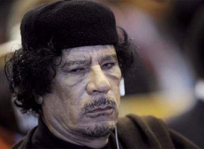 Gaddafi, durante la cumbre de la FAO, ayer en Roma.