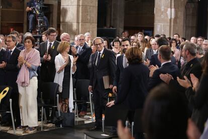 El presidente de la Generalitat, Quim Torra (i), y el del Parlament de Cataluña, Roger Torrent (d), reciben el aplauso de los nuevos consellers del gobierno catalán a su llegada al acto de toma de posesión del nuevo Govern.