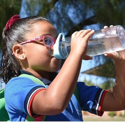 Una niña bebe agua en una escuela primaria municipal de la ciudad argentina de Córdoba en una imagen cedida por la Alianza de Ciudades Sostenibles.