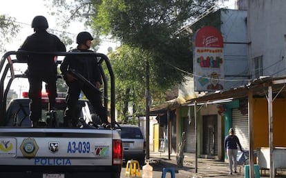 Agentes de polic&iacute;a recorren el barrio de Tepito, en el DF.