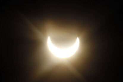 La Luna se interpone entre el Sol y la Tierra, en el eclipse parcial del Astro Rey, observado desde Viena.