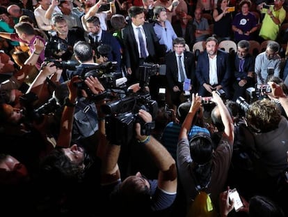 Puigdemont i Junqueras, envoltats de periodistes.
