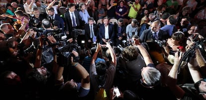 Puigdemont i Junqueras, envoltats de periodistes.