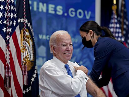 El presidente de EE UU, Joe Biden, sonreía el martes al ponerse una dosis de refuerzo de la vacuna de la covid en Washington.