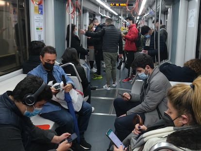 Usuarios con mascarilla, este martes en el metro de Sevilla