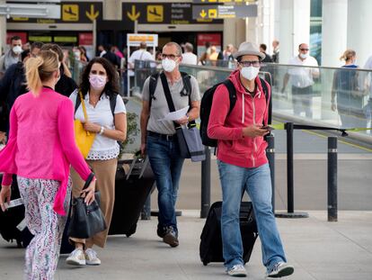 Un grupo de viajeros a su llegada al aeropuerto de Palma, el 22 de mayo.