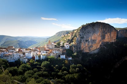 Chulilla (Valencia). Este es un pueblo blanco de las montañas del interior de Valencia, pintoresco a rabiar, de origen y fisonomía morunos, con calles tan empinadas y estrechas que se necesita un semáforo para evitar que se crucen dos coches en la principal, porque no caben. A pie, pues, recorreremos las callejuelas cuestudas, subiremos al que fue hisn o castillo islámico de Xulella y nos asomaremos a las hoces del Turia, el cañón de paredes anaranjadas de roca caliza de 80 metros que sirve de foso a este fantástico lugar. Si queremos andar más, haremos la ruta de los Pantaneros, el camino que seguían hace medio siglo desde Chulilla los obreros de la presa de Loriguilla, cruzando el río encañonado a través de puentes colgantes de madera que recuerdan a los del Himalaya.