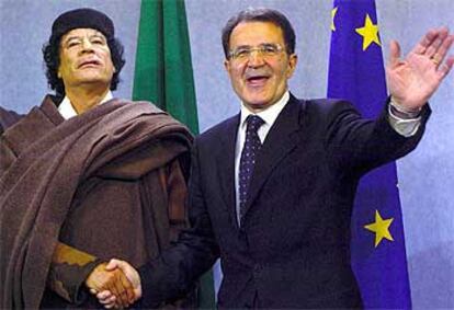 Muammar el Gaddafi (izquierda) y el presidente de la Comisión Europea, Romano Prodi, en Bruselas.