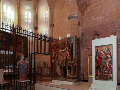Capilla del Corpus Christi de la catedral de Tarragona que robó Erik el Belga en 1980. Al fondo, las ventanas por donde entró, la reja que tuvo que serrar y en primer plano la tabla de Sant Miquel que se llevó y que luego se tuvo que comprar.