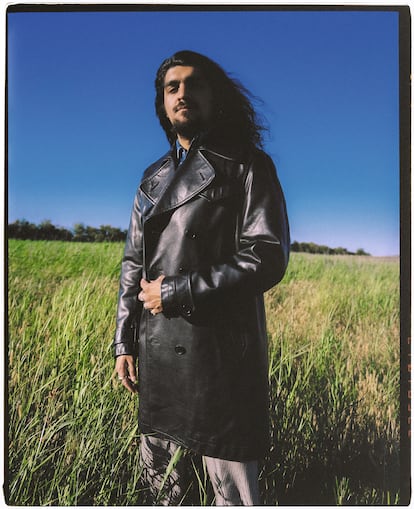 En los campos de Corral de Almaguer (Toledo), su pueblo, Israel Fernández viste Dsquared2