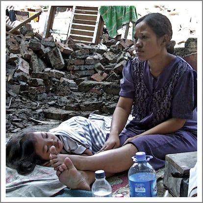 <p>El 'tragediómetro' habitual se olvida de los muertos de segunda. O de tercera. Da igual que tu pueblo haya sido completamente devastado tras un terremoto. Si estás alejado de los principales núcleos de población, puedes ser olvidado por los medios de comunicación. Y por la ayuda internacional. </p>
<p>Esta es la foto de los pueblos de Beran y Berjo, muy lejos de las estadísticas. Además, su historia no es mediática, me apunta una reportera de televisión, “porque es demasiado positiva”.</p>
<p>Bien, no le falta razón, en parte. Sin los focos de las cámaras, sin camiones de ayuda, sin visitas de políticos ni de militares, los paupérrimos habitantes de estas dos míseras barriadas han sido capaces de levantar un almacén comunitario donde recogieron los restos recuperables del desastre: ropa, utensilios de cocina, sillas… Luego, en función de las necesidades de los supervivientes (y no de la propiedad real) fueron repartiendo todo para empezar desde cero.</p>
<p>Horas después del seísmo, construyeron también una cocina común para alimentar a todos los afectados, con lo poco que pudieron aprovechar. Allí, en el comedor comunitario de Beran, al frente de las cacerolas, se afanaba Yogarti, una enjuta mujer de 40 años, removiendo cacerolas sin sustancia, riendo y departiendo con las vecinas.
Cuando nos alejamos de la ‘no cocina’ y llegamos a su ‘no casa’, la cara de Yogarti cambia. Ahora es la madre de una niña gravemente enferma. Demasiado positivo para la televisión. </p>