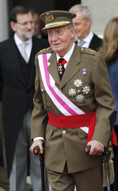 El Rey en la Plaza de la Armería a su llegada al Palacio Real. Don Juan Carlos, que ayer cumplió 76 años , reaparece en su primera actividad oficial fuera de la Zarzuela tras la intervención quirúrgica en la cadera del pasado 21 de noviembre. Al fondo el jefe del Ejecutivo, Mariano Rajoy (i), y el ministro de Defensa, Pedro Morenés.