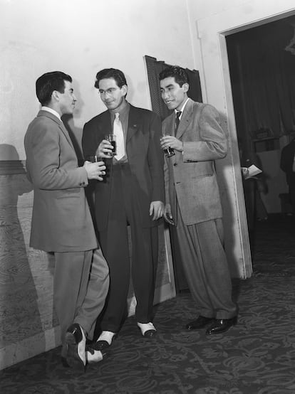 Los latinos y el Zoot Suit.?En 1942, la mayora de latinos de clase baja que vivan en grandes urbes de EEUU adoptaron este traje de pantaln de tiro alto con chaquetas?oversize?hastala rodilla. La indumentaria no gustaba a los marines y soldados de la Segunda Guerra Mundial, que escudaban su racismo alegando que los looks de los?mexicanos, con ese corte exagerado, era antipatritico. La polica se puso de parte de los militares en un episodio de disturbios en 1943. 200 militares se pusieron de acuerdo para ir a por los mexicanos que tuviesen el traje puesto por el centro de Los ?ngeles: de los 509 detenidos durante los peleas del episodio de violencia Cen el que tambin murieron afroamericanosC, 500 eran mexicanos, una comunidad que decidi adoptar el traje como protesta, tambin, por el olvido y abandono de la Administracin de su pas.