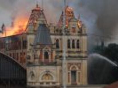 Fallece un bombero que trabajaba en las labores de extinción del fuego. Por ser lunes, el edificio estaba cerrado al público