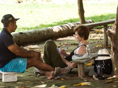 A jornalista Eliane Brum realizando uma entrevista na Terra do Meio, na Amazônia.
