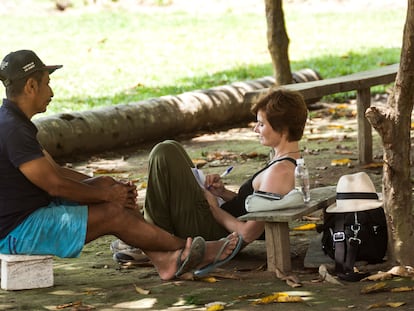 A jornalista Eliane Brum realizando uma entrevista na Terra do Meio, na Amazônia.