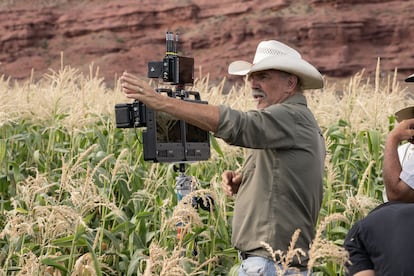 Kevin Costner da indicaciones durante el rodaje de uno de los capítulos de 'Horizon'.