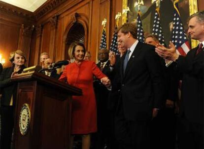 La presidenta de la Cámara de Representantes, Nancy Pelosi, celebra con el demócrata Patrick Kennedy la aprobación del proyecto de reforma sanitaria.