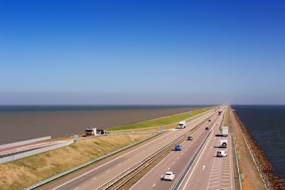 Entre diques y canales (Países Bajos). Los holandeses saben mucho de gestión del agua y esta ruta por la costa oeste de los Países Bajos pasa por algunos de los diques, presas y esclusas más impresionantes del país. Se empieza en Middelburg, la capital medieval de la provincia de Zelanda, hoy más conocida por su delicioso marisco. Con tanta playa y camping, tampoco hay ninguna prisa para ir al norte. Se conduce a través del Oosterscheldekering, parte del impresionante Plan Delta que protege el suroeste de los Países Bajos del mar. Se puede parar en la moderna Róterdam, la segunda ciudad del país, o seguir hasta peculiares ciudades más pequeñas como Delft o Gouda. Se sigue la costa, que forma una larga y maravillosa playa, hasta localidades costeras como Katwijk aan Zee y Bloemendaal. Si nos quedan más ganas y más días, podremos también emprender una ruta secundaria hasta Ámsterdam y cruzar el río IJ para continuar por la costa o tomar la ruta oriental siguiendo el antiguo Zuiderzee. Acto seguido se toma un ferri en Den Helder para una corta travesía hasta la apacible isla de Texel, la última parada.