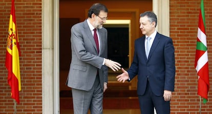 Mariano Rajoy saluda a &Iacute;&ntilde;igo Urkullu durante la visita de este &uacute;ltimo a la Moncloa en 2013.