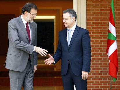 Mariano Rajoy saluda a &Iacute;&ntilde;igo Urkullu durante la visita de este &uacute;ltimo a la Moncloa en 2013.