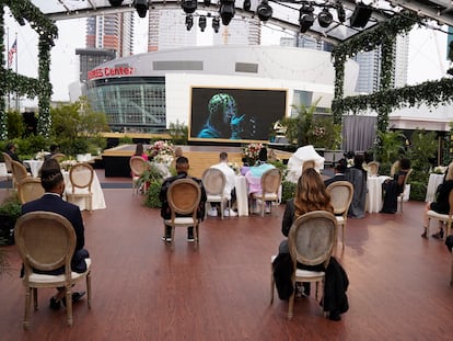 El público de los Grammy sigue la actuación de Billie Eillish desde el Los Angeles Convention Center el pasado domingo.